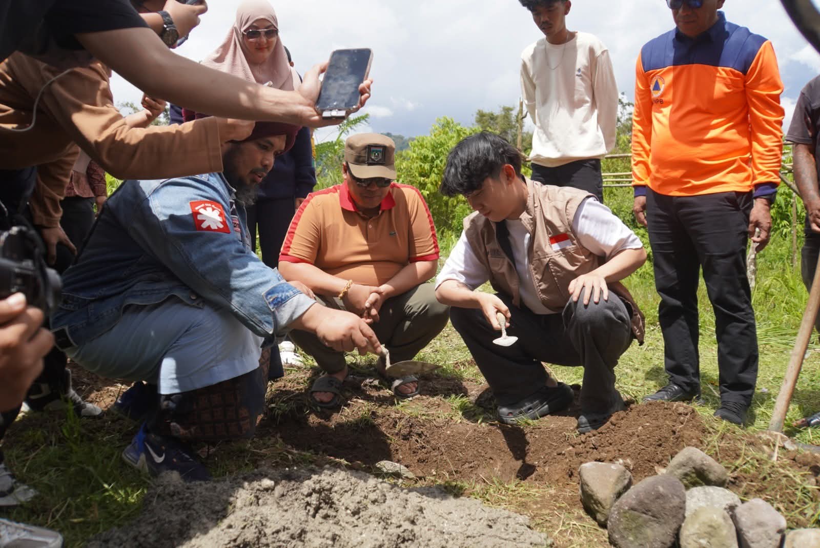 Wako Hendri, dampingi Willie Salim dan Ustad Dery pada peletakan batu pertama pembangunan 10 unit  rumah bantuan dari konten kreator Willie dan Ustad Derry, pekan lalu.